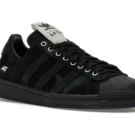 Adidas Superstar Song For The Mute Black JP7676, trois-quarts avant extérieur