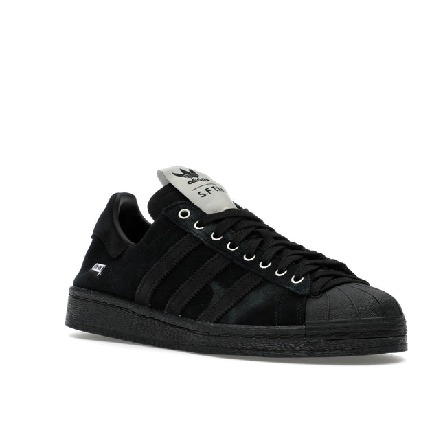 Adidas Superstar Song For The Mute Black JP7676, trois-quarts avant extérieur