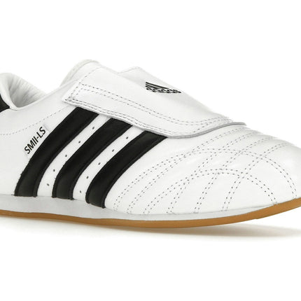 Adidas Taekwondo White Black JQ4774, trois-quarts avant extérieur