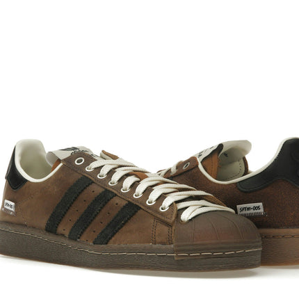 Adidas Superstar Song For The Mute Brown Black JR8043, paire de trois-quarts avant