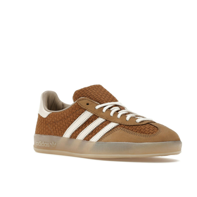 Adidas Gazelle Indoor Brown Desert JR8851, trois-quarts avant extérieur