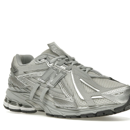 New Balance 1906A Concrete Silver Metallic M1906AG, trois-quarts avant extérieur