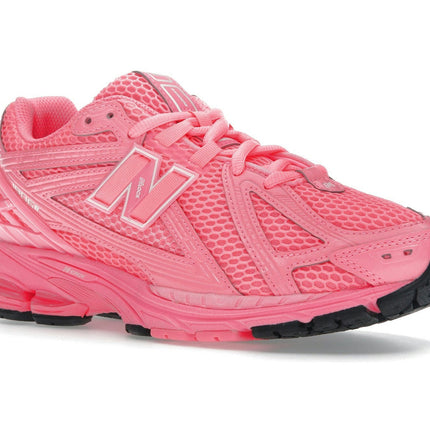 New Balance 1906R Neon Pink M1906RAP, trois-quarts avant extérieur