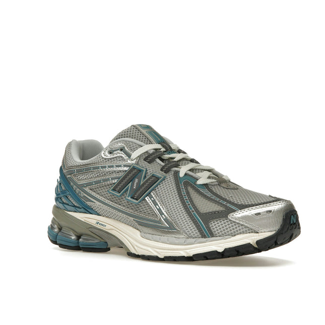 New Balance 1906R Silver Metallic Terrarium M1906REO, trois-quarts avant extérieur