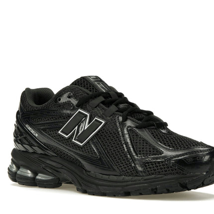 New Balance 1906R Black Metallic Silver M1906RJB, trois-quarts avant extérieur