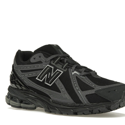 New Balance 1906R Black Phantom M1906RLB, trois-quarts avant extérieur