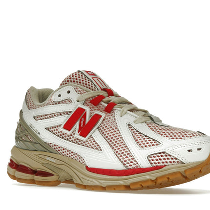 New Balance 1906R White Red M1906RO, trois-quarts avant extérieur