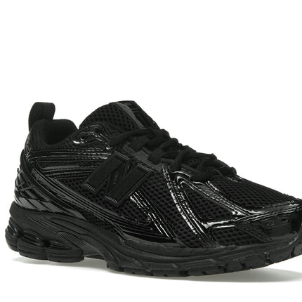 New Balance 1906R Black Patent M1906RZO, trois-quarts avant extérieur