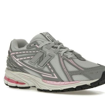 New Balance 1906R Grey Lily Pink M1906RZP, trois-quarts avant extérieur