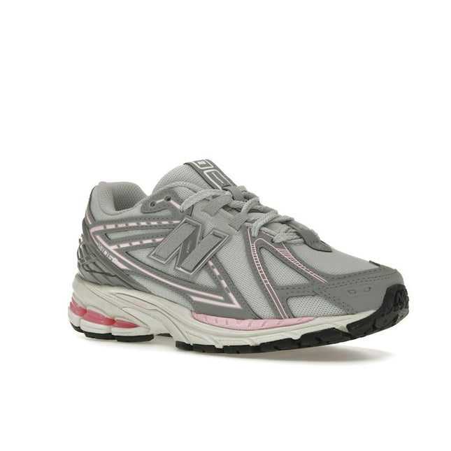 New Balance 1906R Grey Lily Pink M1906RZP, trois-quarts avant extérieur