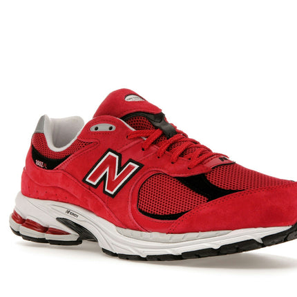 New Balance 2002R Team Red M2002RDR, trois-quarts avant extérieur