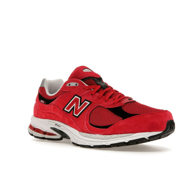 New Balance 2002R Team Red M2002RDR, trois-quarts avant extérieur