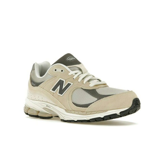 New Balance 2002R Sandstone Magnet M2002RFA, trois-quarts avant extérieur