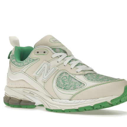 New Balance 2002R Ganni Green Cream M2002RGC, trois-quarts avant extérieur