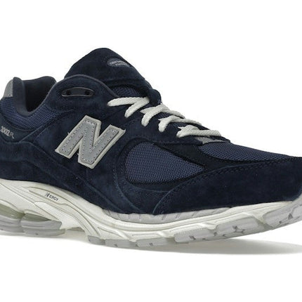 New Balance 2002R Navy Grey M2002RHL, trois-quarts avant extérieur