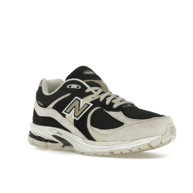 New Balance 2002R Black Beige Tan M2002RTZ, trois-quarts avant extérieur