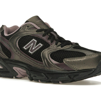 New Balance 530 Black Metallic Plum Brown MR530ADD, trois-quarts avant extérieur