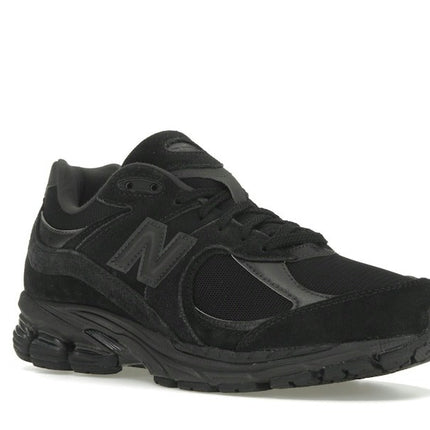 New Balance 2002R Triple Black Suede U2002RBL, trois-quarts avant extérieur