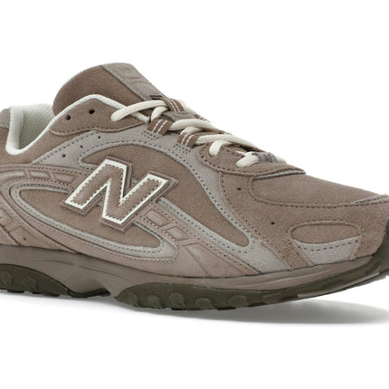 New Balance 204L Mushroom Arid Stone U204LMMA, trois-quarts avant extérieur