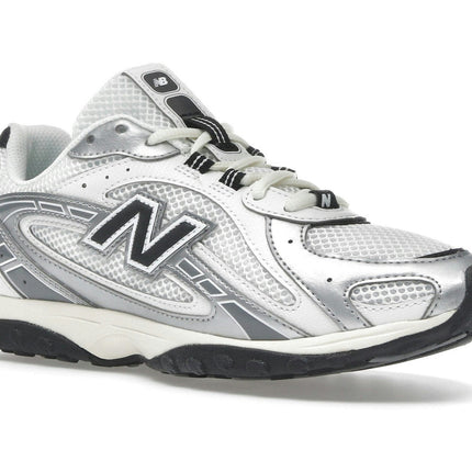 New Balance 204L Silver Metallic Black U204LSWD, trois-quarts avant extérieur