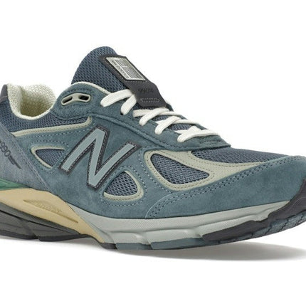 New Balance 990v4 MiUSA Auralee Blue U990AL4, trois-quarts avant extérieur