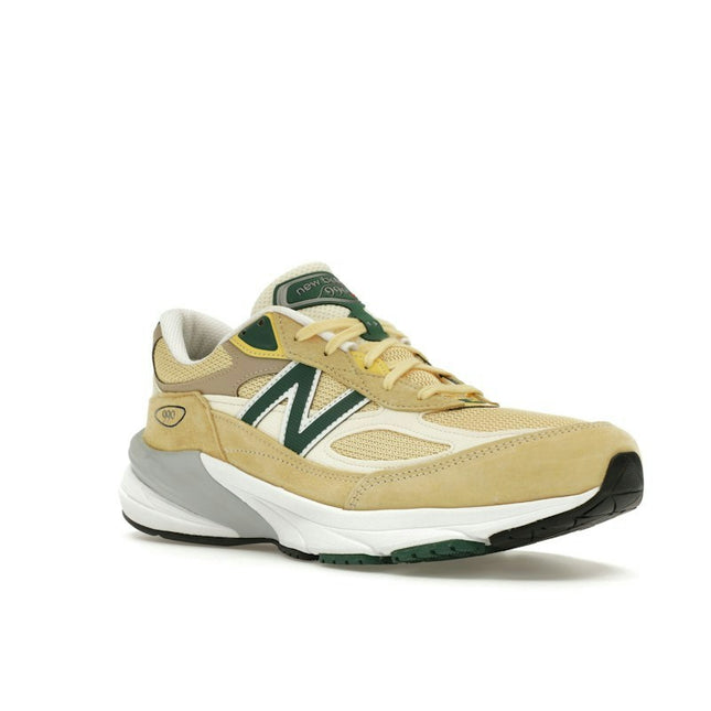 New Balance 990v6 MiUSA Sulphur Green U990TE6, trois-quarts avant extérieur