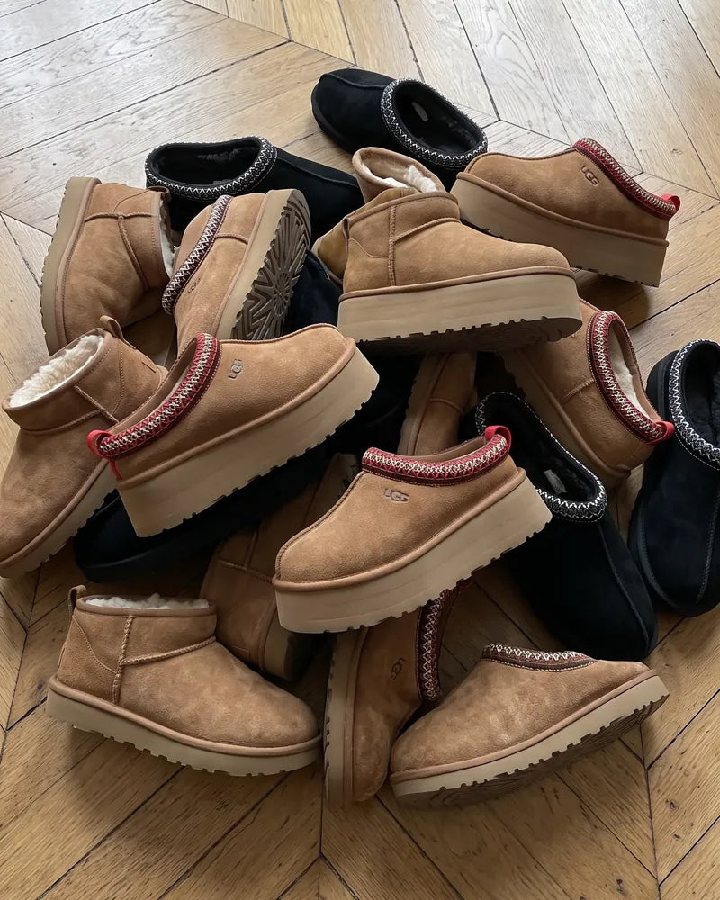 Paires UGG Tazz, Tasman et Ultra Mini sur un parquet